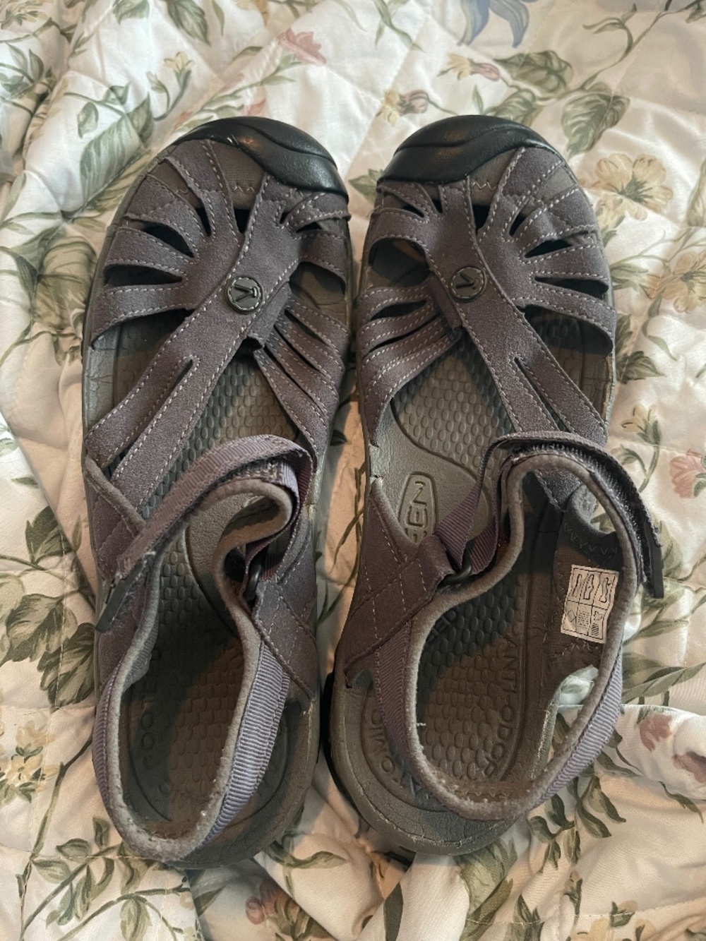 1016733 KEEN Women's Rose Casual Closed Toe Sandals Gargoyle/Raven 9.5 Outdoors